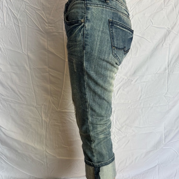 lightly distressed cuffed capri jeans - Picture 2 of 5